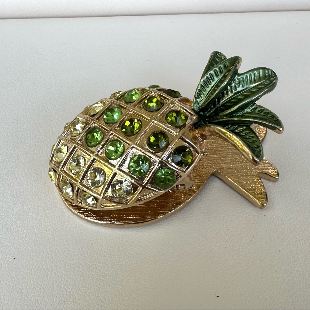 Pineapple Gold Tone Rhinestone Magnet Clip - Picture 3 of 8